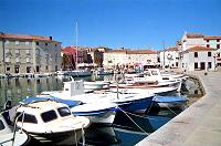 der Hafen der Stadt Cres auf der Insel Cres in Kroatien
