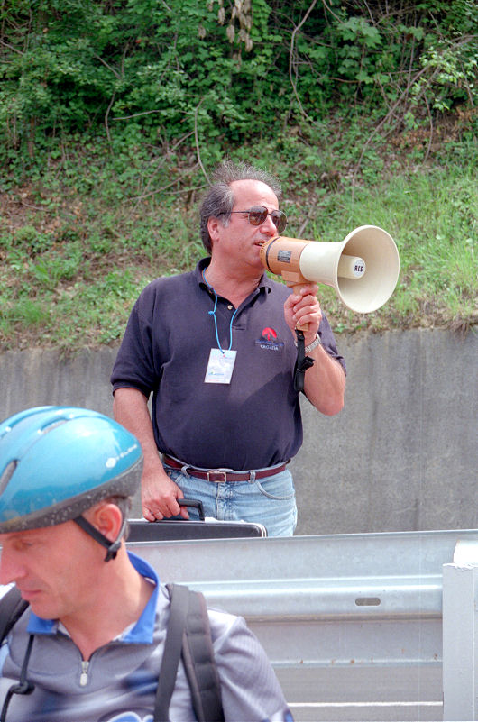 Gaitanides vom Bayrischen Rundfunk, Initiator der Tour, der die Radler mit Megaphon, Ruhe und Gelassenheit diregierte.