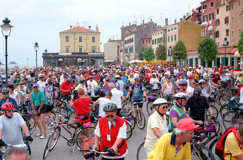 die Teilnehmer(innen) der Radltour im Hafen von Rovinj