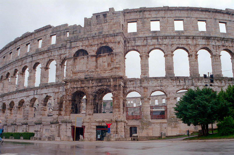 Amphietheater in Pula, erbaut unter Kaier Vespasien (69-79 n. Chr.)<br>Das Theater mit einer elliptischen Form, 132m*105m und einer Hhe von 32 m an der Hafenseite,<br>beherbergt in den unterirdischen Gngen eine Ausstellung zum Thema Wein und Oliven