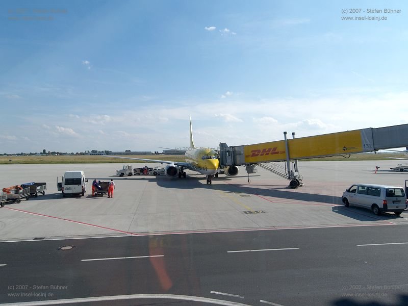 unsere Boing 737-300 von TUIFly auf dem Flugfeld des Flughafens Halle-Leipzig