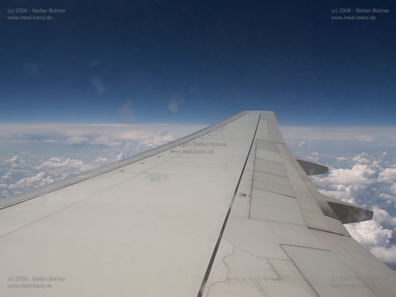 Blick aus der Boing 737-300 von TUIFly auf dem Flug nach Rijeka / Insel Krk Kroatien