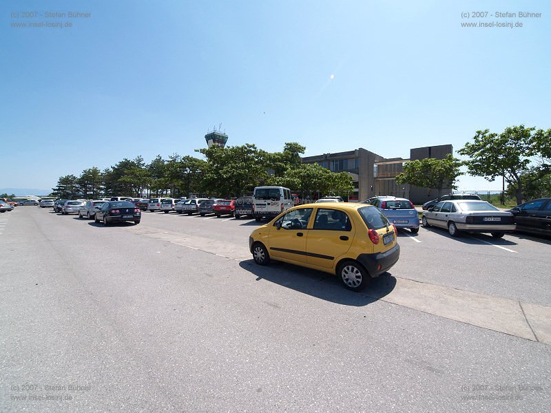 Straße vor der Abfertigungshalle des Flughafens von Rijeka