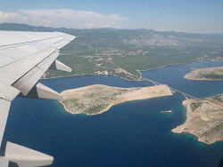 Reisebericht - mit tuifly.com nach Mali Losinj in Kroatien - ein Blick vom Flugzeug auf die Br�cke vo Festland zur Insel Krk