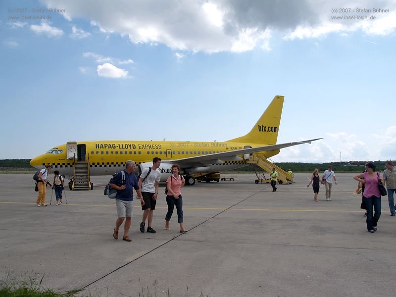 Boing 737-300 von TUIFly auf dem Flugfeld des Flughafens von Rijeka / Insel Krk Kroatien