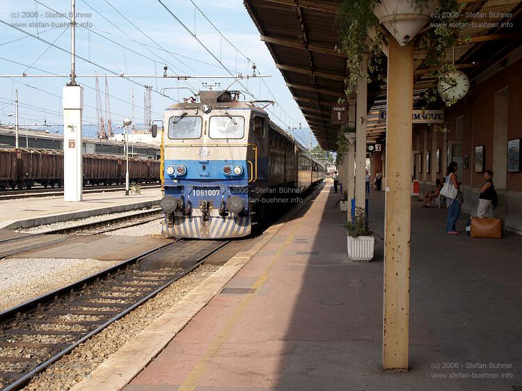 der Nachtzug aus Müchnchen bei der Einfahrt in den Bahnhof von Rijeka