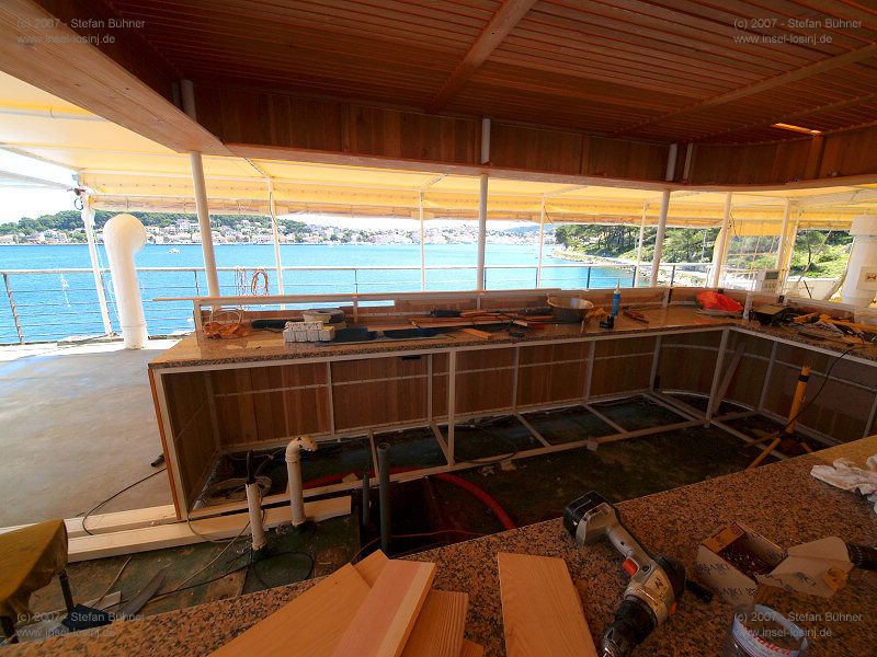 die zukünftige Bar an Deck des Motorschiffes Marina mit Blick in den Hafen von Mali Losinj