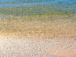 Glasklares Wasser an einem Strand in Nerezine
