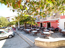 Straßencaffes auf dem Markplatz von Nerezine