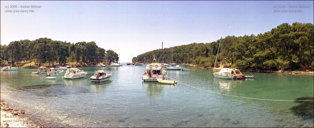 Panoramafotos von der Insel Losinj - 20-30 Boote in der Bucht Krivica auf der Insel Losinj sind keine Seltenheit
