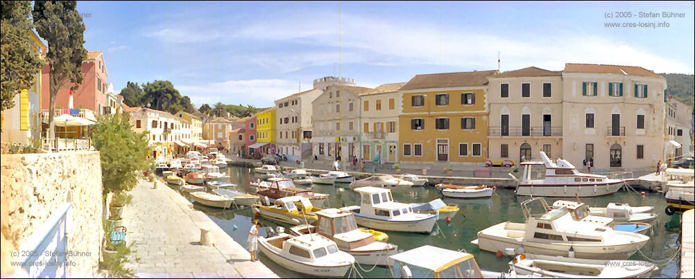 Panoramafotos von Veli Losinj - Komplettaufnahme des Hafens - auf der rechten Seite das Touristbüro VAL und das Postamt von Veli Losinj, auf der linken Seite die Pension Saturn