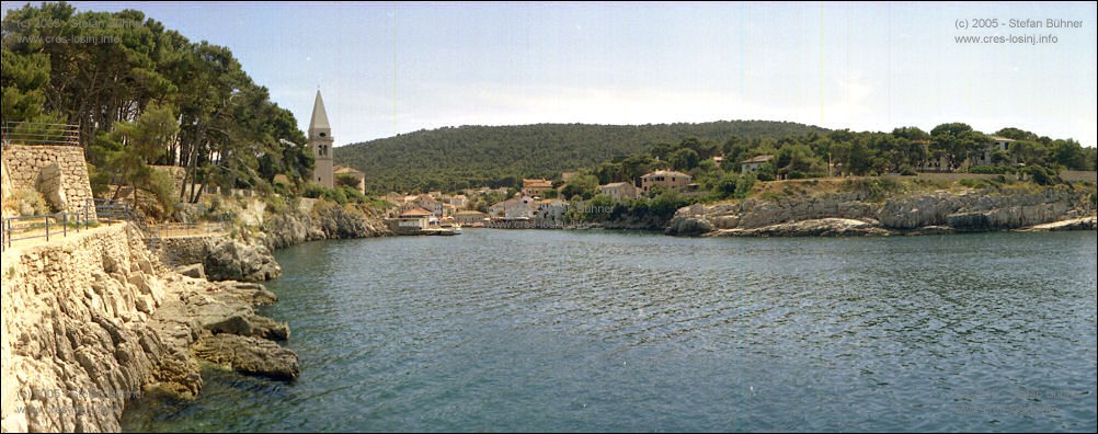 Panoramafotos von Veli Losinj - ebenfalls der Hafen von Veli Losinj, jedoch von einem Felsplateau unterhalb der roten Laterne aufgenommen
