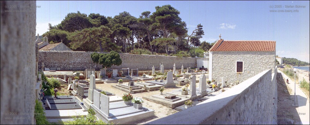 Panoramafotos von Veli Losinj - der Friedhof von Veli Losinj - am rechten Bildrand sieht man noch den Eingang zum ehemaligen Kurbad