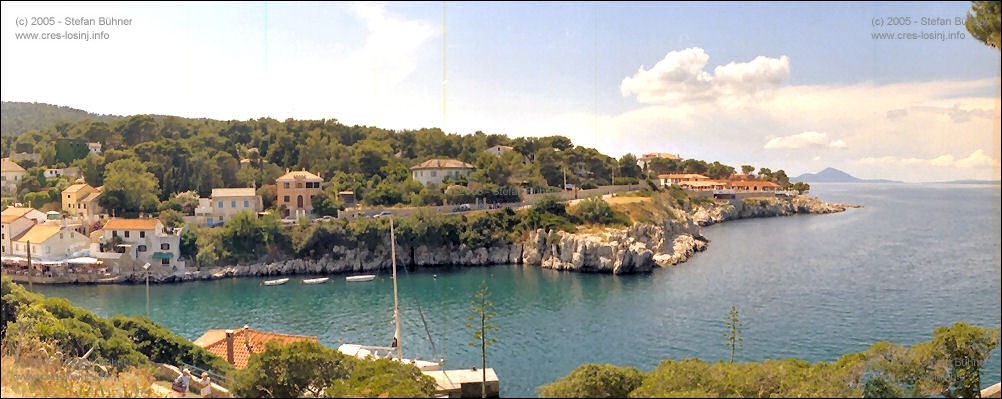 Panoramafotos von Veli Losinj - der Hotelkomplex des Hotel Punta in Veli Losinj - am rechten Bildrand ist die Pizerria im Hafen zu erkennen
