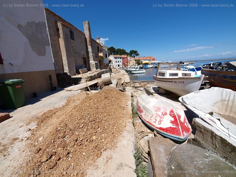 Bauarbeiten am Kanal im Fischerdorf Rovenska auf der Insel Losinj