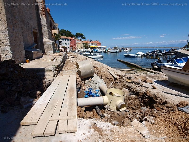 Bauarbeiten am Kanal im Fischerdorf Rovenska auf der Insel Losinj