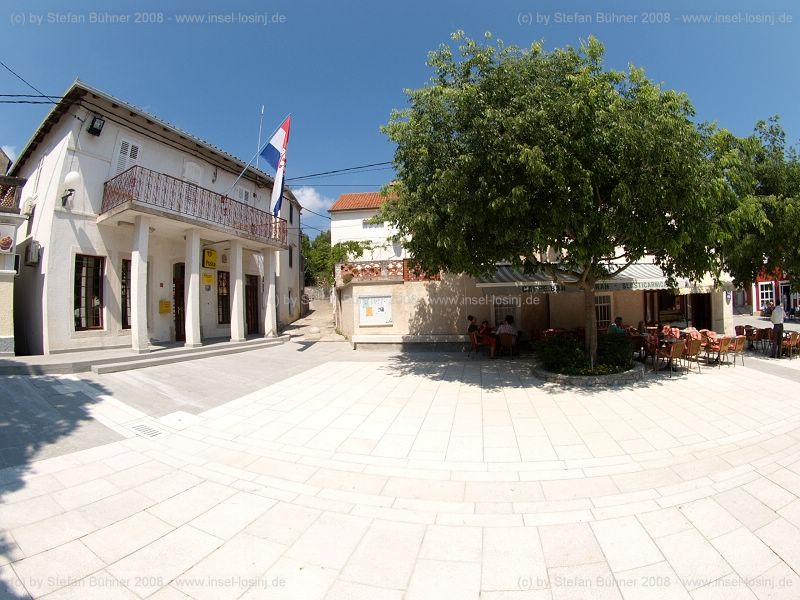 komplett mit neuem, hellen Stein gestaltet, der Marktplatz von Nerezine