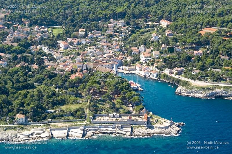 Luftaufnahme von Veli Losinj - links im Vordergrund das ehemalige Strandbad des Kinderkurheims in Veli Losinj<br>mit freundlicher Genehmigung von Nadir Mavrovic 