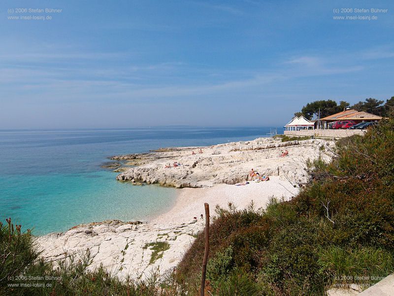 Strand in der Sonnenbucht - Suncana Uvala mit dem Sport- und Freizeitzentrum Veli Zal in Mali Losinj - Kroatien