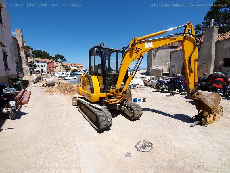 Bauarbeiten am Kanal im Fischerdorf Rovenska auf der Insel Losinj